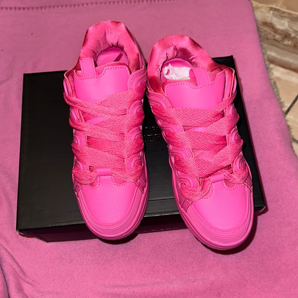 Women’s or girls casual sneakers size 8